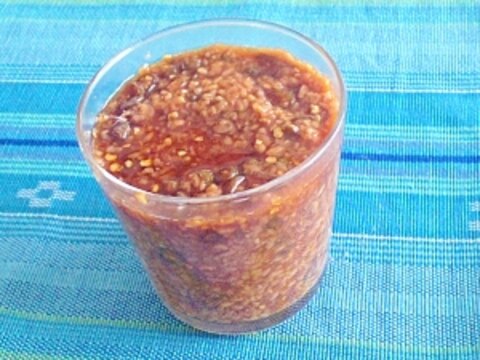 しょうゆ麹に青唐辛子を加えた、旨辛しょうゆ麹